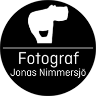 Fotograf Jonas Nimmersjö AB logotyp
