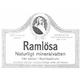 RAMLÖSA Naturligt mineralvatten från källan i Ramlösabrunn Innehåller naturligt mineralsalthaltigt vatten och kolsyra Johan Jakob Dybelius Ramlösa Brunns grundläggare 1707 Varu Märke Bör serveras avkylt Ca 0.75 gram natriumbikarbonat per liter – varumärkesbild för Carlsberg Sverige Aktiebolag