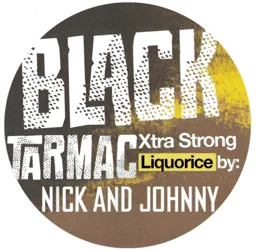 BLACK TARMAC Xtra Strong Liquorice by: NICK AND JOHNNY – varumärkesbild för Swedish Match North Europe AB